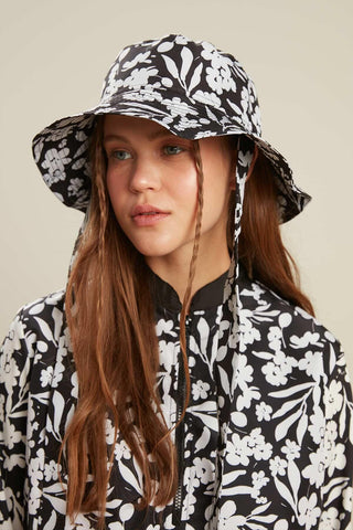 Bucket Hat With String Leslie Black