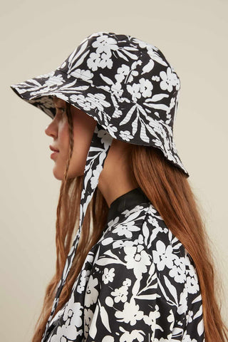 Bucket Hat With String Leslie Black