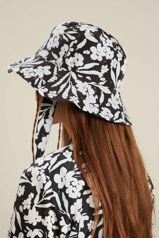 Bucket Hat With String Leslie Black