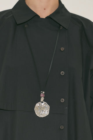 Round Medallion Necklace Black Si̇lver