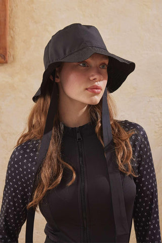 Bucket Hat With Strings Black